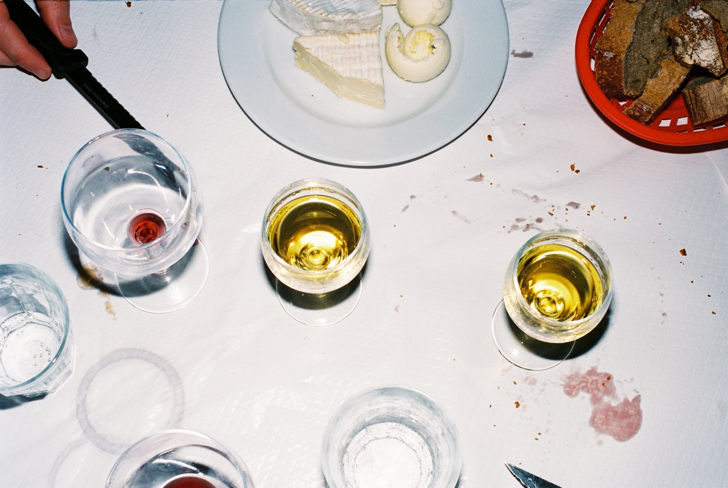 Un verre de Calvados est dégusté en fin de repas dans un restaurant