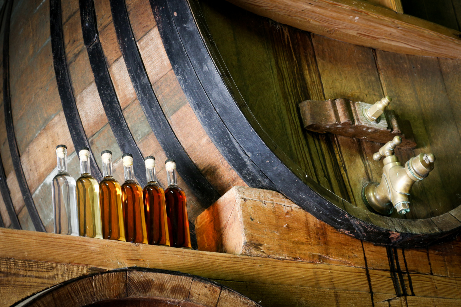 Bouteilles de calvados Pays d'auge sur un fût.