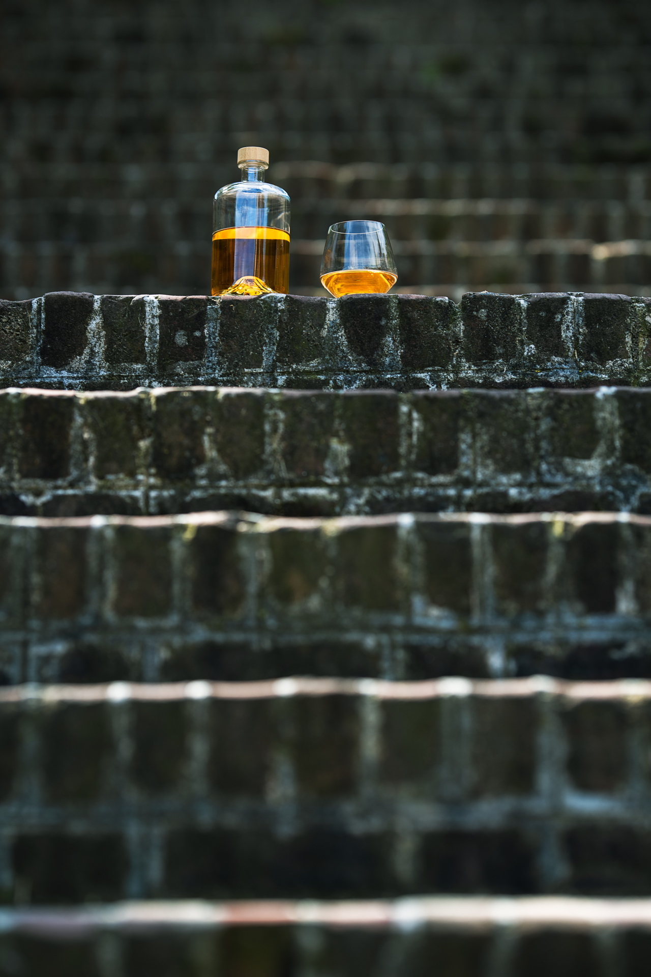 Calvados y copa sobre una escalera